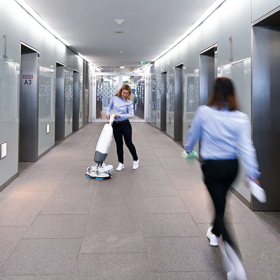 Schoonmakers in kantoorpand KKS